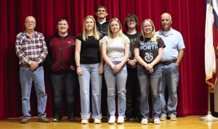 Picturede: Alex Long, Tyler Kessinger, Matti Polk, Caleb Broshears, Emily Blankenship, Braydon Blankenship, Kenzy Blankenship and Mike Winter.