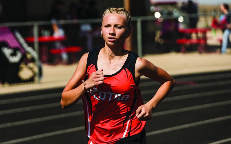 Rotan's Jezebel Losack running the 3200. PHOTO BY: MARK MARTINEZ