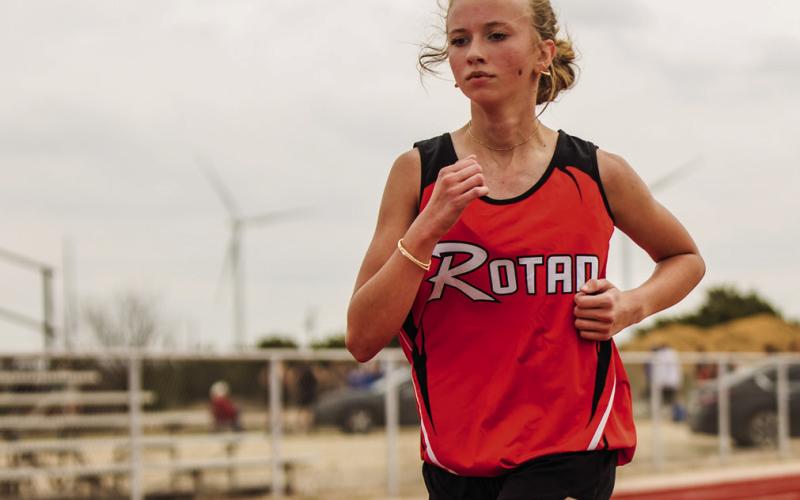 Rotan's Jezebel Losack running the 3200M. Photo by: Mark Martinez