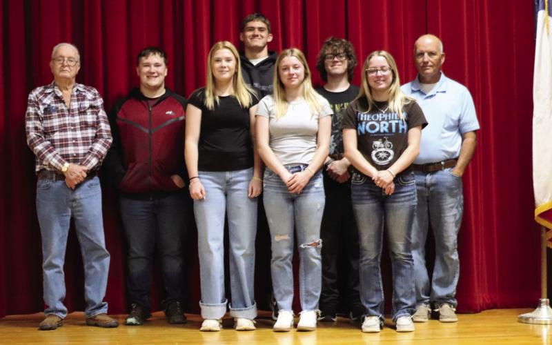 Picturede: Alex Long, Tyler Kessinger, Matti Polk, Caleb Broshears, Emily Blankenship, Braydon Blankenship, Kenzy Blankenship and Mike Winter.
