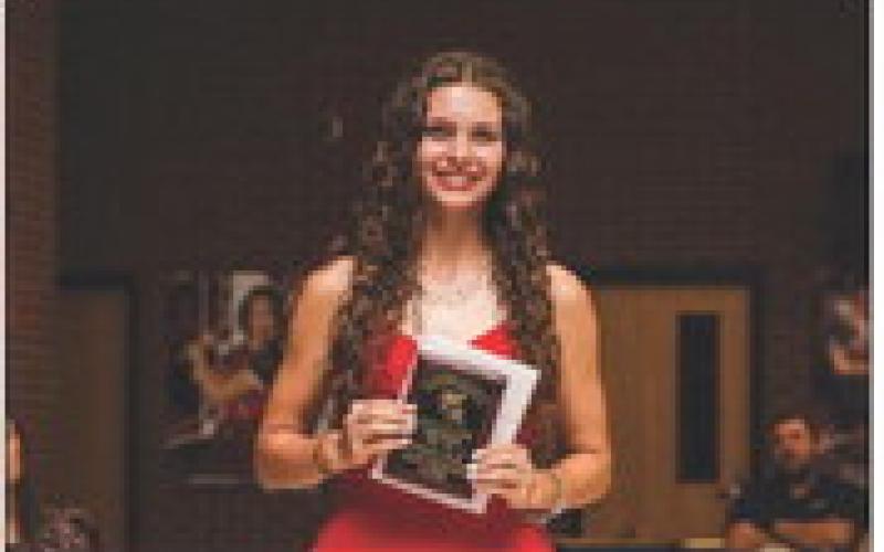 Jr. Maleah Hecht recieving Lady Hornet Tennis’ Most Valuable Player Award.