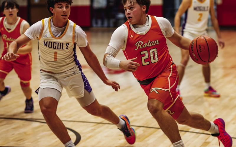 Senior Rhylon Lester drives in toward the basket during the Hammers Bi-District match against Munday. PHOTO BY: MARK MARTINEZ