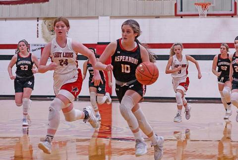 Lady Hornet, Sadie Gentry fast breaks down the court being pursued by Lady Lion, Laney Stuart (Photo by Mark Martinez)