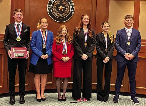 From teft Randen Wittiams of Borden County Pst ptace h Outstanding Presiding Officer ffi his second straight year medating after a th ptace finish in d Etizabeth Cook of OfDonnett Pnd ffi up from rth tast yeard Jewet Groves of Lometa Prd ffi atso nd ptace in d Ketty Cote of Gusne Pthd Saegan Motina of Spur Pthd and Jaxon Hodges of Aspermont Prth PHOTO BY SUE JAN SULLIVAN