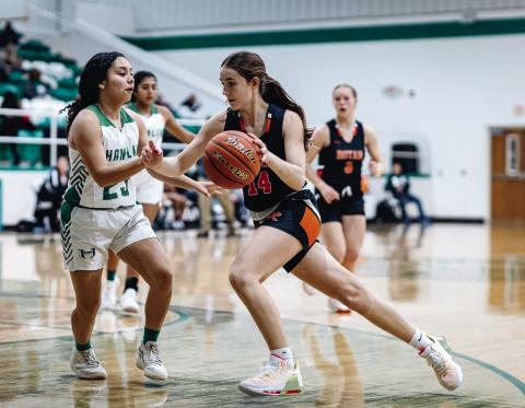 Lady Hammers win nail biter against Hamlin