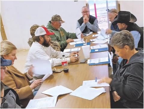 Six concerned members of the Sylvester-McCaulley Water Supply Corporation gathered for the board’s annual financial meeting on Monday night. The meeting featured a lively exchange between attendees and leadership, which evolved into an extended question-and-answer session rather than a formal discussion. m Roenna Thomas