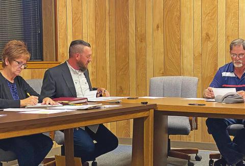 Aspermont City Mayor Steven Ellis reads Councilman Chad Criswell's resignation letter during Tuesday's meeting