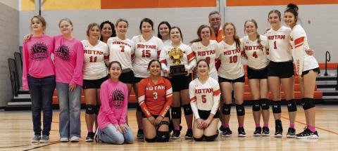 Sophie Jones, Abigail Rivers, Keira Burrows, Coach Paula Bell, Olivia Messick, Chesney Fronterhouse, Coach Destiny Grugen, Hayden Foster, Tylee Fillingim, Coach Larry Reid, Arriana Fillingim, Talyn Lewis, Karlie Buchanan, Joey Lujan, Shyanne Gaspar, Avery Gonzalez. The Lady Hammers will face off against Bronte in the Area Round Saturday November 4th at 2pm in Trent. PHOTO BY MARK MARTINEZ.