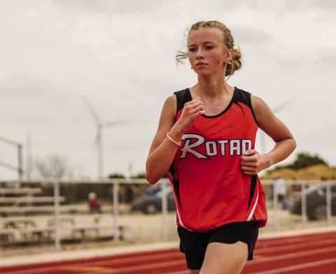 Rotan's Jezebel Losack running the 3200M. Photo by: Mark Martinez