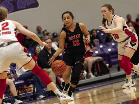 Rotan's Shyanne Gaspar weaves her way through the Lady Tiger defense during the Lady Hammers 22-67 loss to Electra in the bi-district round this past Tuesday night. Photo by Mark Martinez