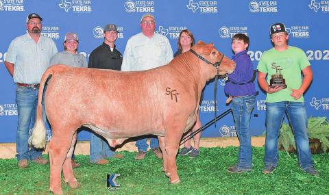 Bryson Cole proudly shows off his 1st in Class 1 AOB along. (Pictured l -r: Fisher County Extension Agent, Nick Dickson, Kamdyn McKay, Clay Cole, Tony Cole, Michelle Cole, Bryson Cole and Kaden Waldon. )