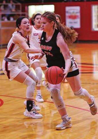 Roby's Laney Stewart works her around the Lady Hornet defense. Photo by: Tricia Hurt