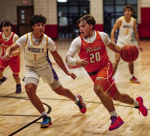 Senior Rhylon Lester drives in toward the basket during the Hammers Bi-District match against Munday. PHOTO BY: MARK MARTINEZ