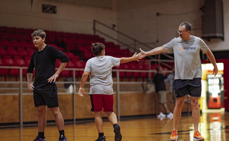 Former Collegiate Coach Tommy Brown clinics athletes in Aspermont