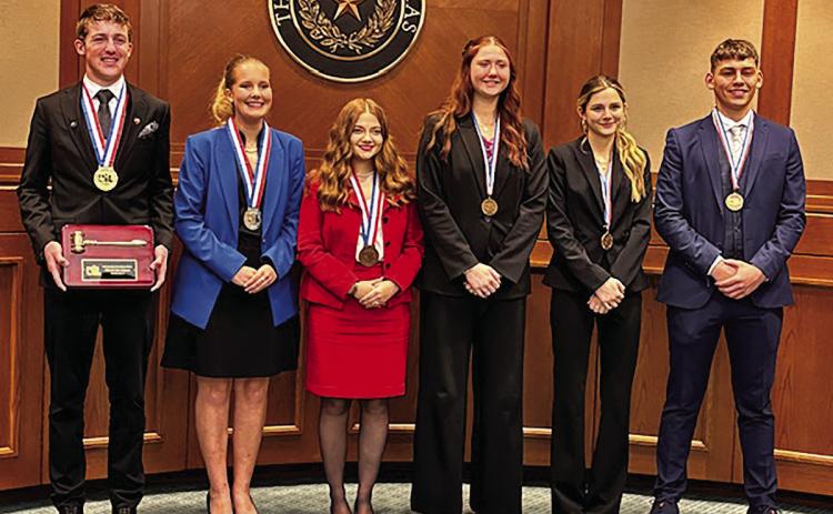 From teft Randen Wittiams of Borden County Pst ptace h Outstanding Presiding Officer ffi his second straight year medating after a th ptace finish in d Etizabeth Cook of OfDonnett Pnd ffi up from rth tast yeard Jewet Groves of Lometa Prd ffi atso nd ptace in d Ketty Cote of Gusne Pthd Saegan Motina of Spur Pthd and Jaxon Hodges of Aspermont Prth PHOTO BY SUE JAN SULLIVAN