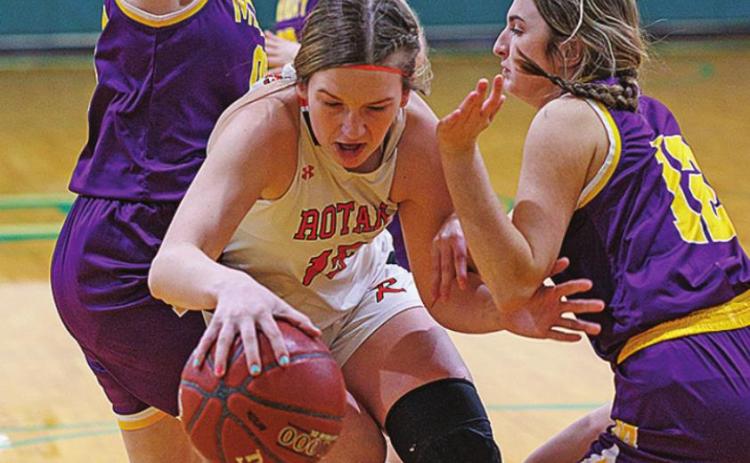 Rotan's Becca Kincheloe battles with Lady Mogul defenders as she drives to the basket. Photo by: Tricia Hurt