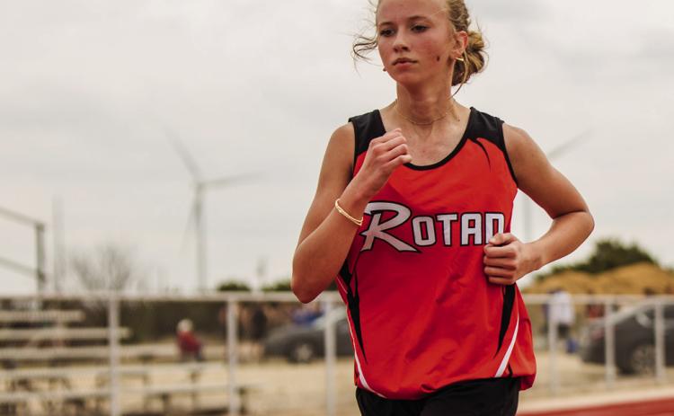 Rotan's Jezebel Losack running the 3200M. Photo by: Mark Martinez