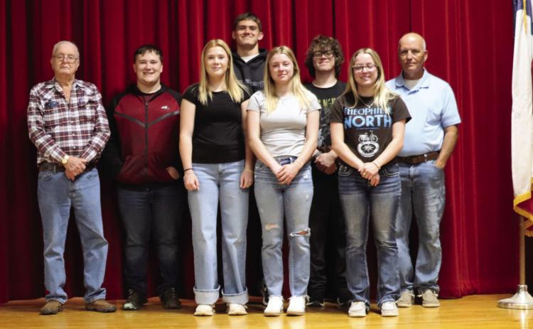 Picturede: Alex Long, Tyler Kessinger, Matti Polk, Caleb Broshears, Emily Blankenship, Braydon Blankenship, Kenzy Blankenship and Mike Winter.
