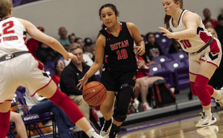 Rotan's Shyanne Gaspar weaves her way through the Lady Tiger defense during the Lady Hammers 22-67 loss to Electra in the bi-district round this past Tuesday night. Photo by Mark Martinez