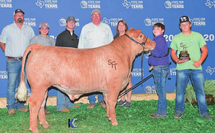 Bryson Cole proudly shows off his 1st in Class 1 AOB along. (Pictured l -r: Fisher County Extension Agent, Nick Dickson, Kamdyn McKay, Clay Cole, Tony Cole, Michelle Cole, Bryson Cole and Kaden Waldon. )